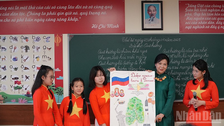 Các em học sinh tặng Phu nhân Ngô Phương Ly bức tranh do chính các em vẽ. ndo_br_dsc08220.jpg