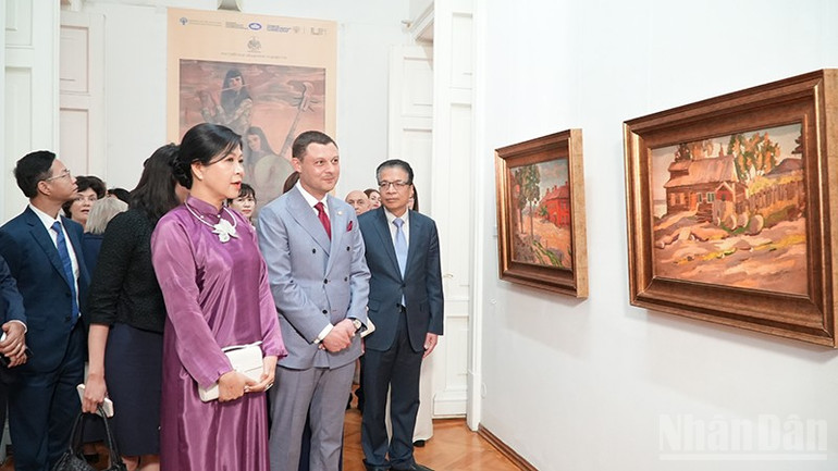 Triển lãm bao gồm một số tác phẩm của cố NSND Ngô Mạnh Lân, thân phụ của Phu nhân Ngô Phương Ly. ndo_br_dsc08376.jpg