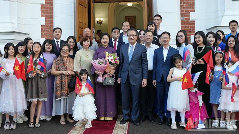 Phu nhân Ngô Phương Ly thăm cán bộ, nhân viên Đại sứ quán Việt Nam tại Liên bang Nga. ndo_br_dsc07835.jpg