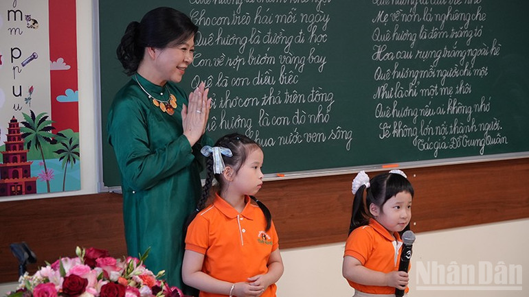 Phu nhân Ngô Phương Ly nghe các em nhỏ đọc thơ. ndo_br_dsc08166.jpg