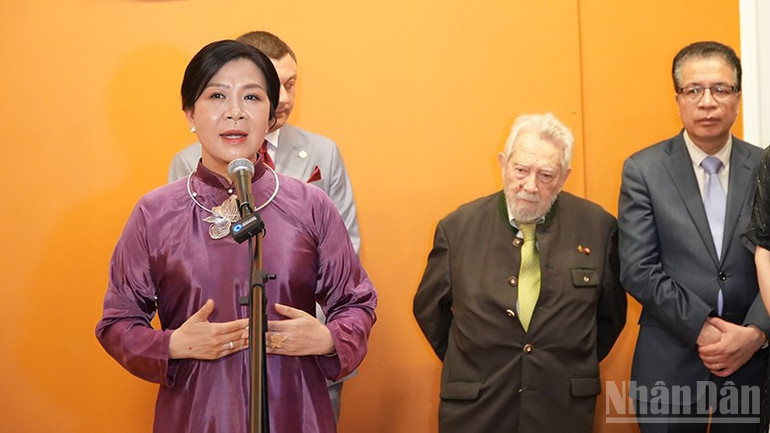 Phu nhân Ngô Phương Ly phát biểu tại lễ khai mạc. ndo_br_dsc08560.jpg
