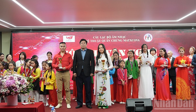 Trao giải Nhất đơn ca cho hai thí sinh xuất sắc. ndo_br_dsc04601.jpg
