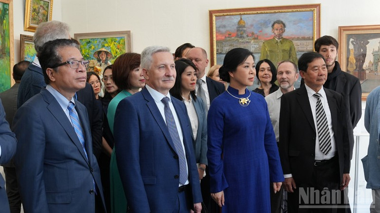 Phu nhân dự Triển lãm tranh với chủ đề “Đối thoại văn hóa trong ngôn ngữ nghệ thuật”. (Ảnh: XUÂN HƯNG) ndo_br_dsc00460.jpg