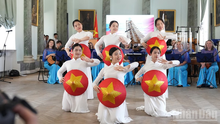 Tiết mục văn nghệ của sinh viên Việt Nam trong chương trình nghệ thuật. (Ảnh: XUÂN HƯNG) ndo_br_dsc00542.jpg
