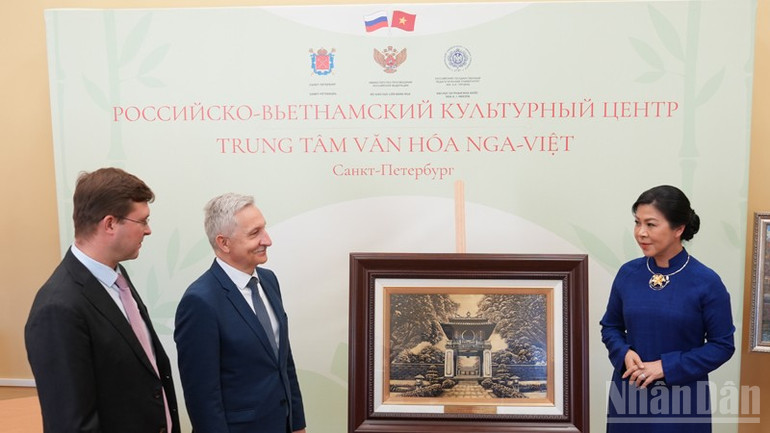 Phu nhân Ngô Phương Ly trao tặng Đại học Herzen bức tranh Khuê Văn Các – biểu tượng của tinh thần hiếu học và tôn sư trọng đạo của Việt Nam. (Ảnh: XUÂN HƯNG) ndo_br_dsc00337.jpg
