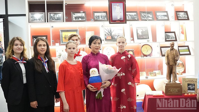 Học sinh Trường Trung học số 488 tặng quà Phu nhân Ngô Phương Ly. (Ảnh: XUÂN HƯNG) ndo_br_dsc01003.jpg
