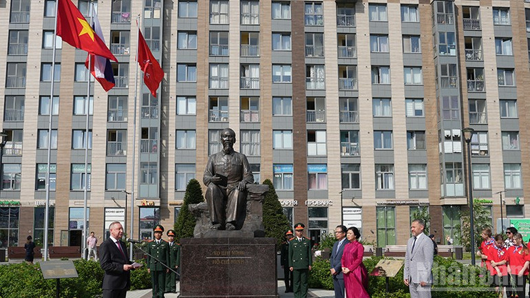 Thống đốc Saint Petersburg Alexander Beglov phát biểu tại lễ khánh thành Quảng trường Hồ Chí Minh. (Ảnh: XUÂN HƯNG) ndo_br_dsc00778.jpg