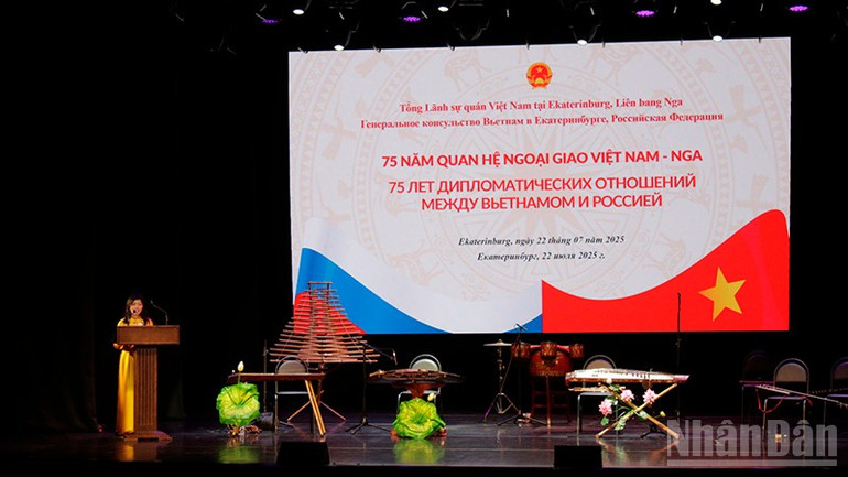 Tổng Lãnh sự Việt Nam tại Ekaterinburg Nguyễn Mai Hường phát biểu tại lễ kỷ niệm. ndo_br_mg-2850.jpg