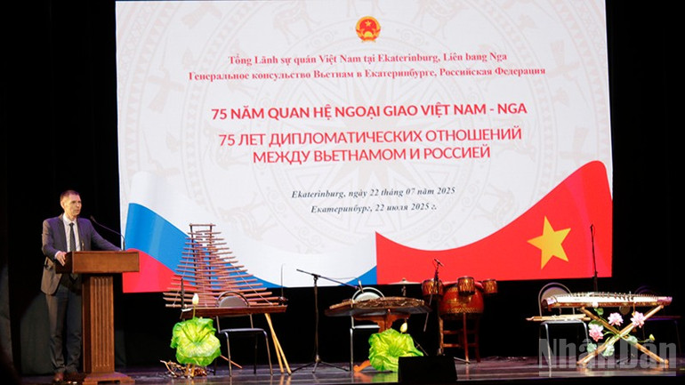 Quyền Bộ trưởng kinh tế đối ngoại và hợp tác quốc tế tỉnh Sverdlovsk Oleg Alexandrin phát biểu chúc mừng tại lễ kỷ niệm. ndo_br_mg-2863.jpg
