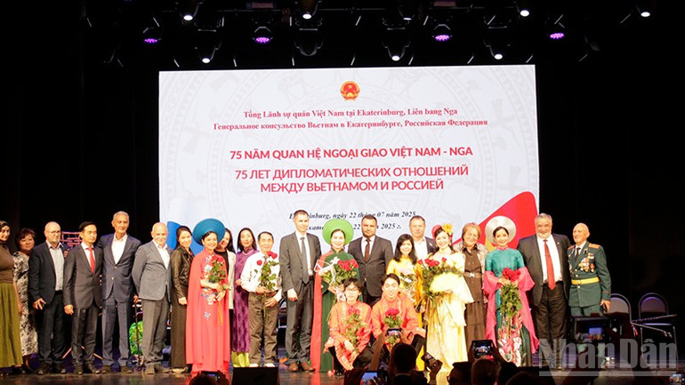 Tổng lãnh sự Nguyễn Mai Hường, Chủ tịch Hội người Việt Nam tại tỉnh Sverdlovsk Lê Thành Độ tặng hoa các nghệ sĩ. ndo_br_mg-2936.jpg