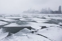 Những mảng băng trôi trên mặt hồ Ontario, tại Toronto, Canada. (Ảnh: Xinhua)