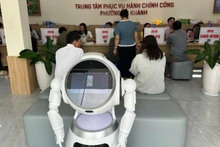 Phường An Khánh đã sử dụng robot để hỗ trợ trong quá trình người dân tới làm thủ tục hành chính trên địa bàn.