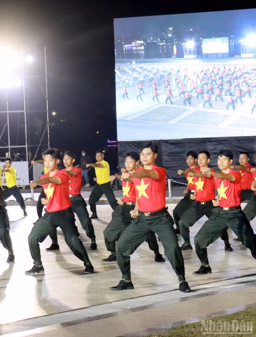 Màn trình diễn võ thuật mở đầu chương trình khai mạc Hội thao quân sự, võ thuật và thể thao Công an nhân dân khu vực 3 tại Lâm Đồng.