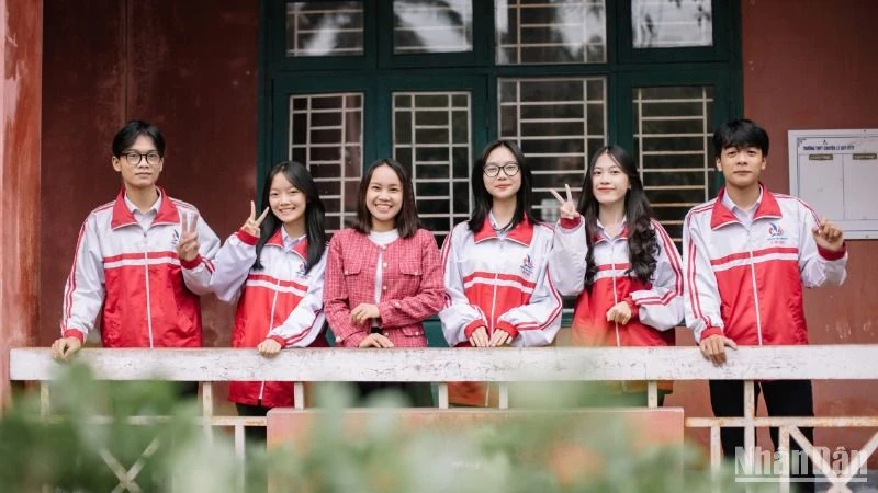 Cô giáo Nguyễn Thị Tâm cùng các học sinh đạt giải Nhất Cuộc thi "Học sinh, sinh viên với ý tưởng khởi nghiệp" cấp quốc gia năm 2023.