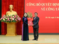 Thường trực Ban Bí thư Trần Cẩm Tú trao Quyết định của Bộ Chính trị, tặng hoa chúc mừng đồng chí Nguyễn Thị Thu Hà. (Ảnh: DUY LINH)