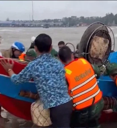 [Video] Quảng Trị: Kịp thời ứng cứu 2 ngư dân gặp nạn trên biển 