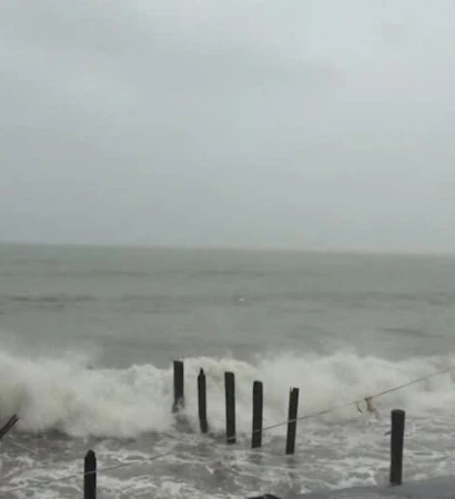 [Video] Bão số 15 giảm cường độ, đổi hướng và tiếp tục di chuyển chậm