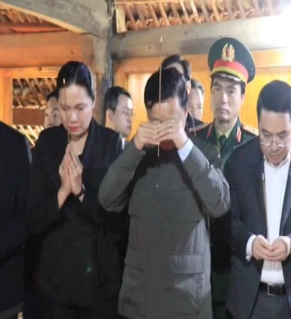 [Video] Phó Thủ tướng Trần Hồng Hà thăm hỏi gia đình nạn nhân trong vụ chìm tàu ở hồ Thác Bà 