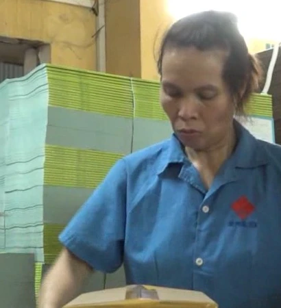 [Video] Cấp phát miễn phí toàn bộ sách giáo khoa cho học sinh vùng lũ 