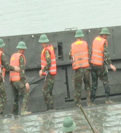 [Video] Phú Thọ triển khai cầu phao tạm thời qua sông Lô