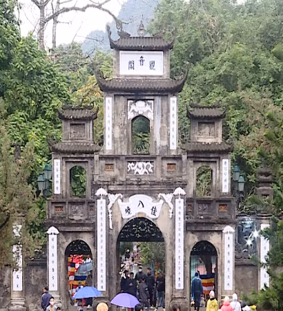 [Video] 25.000 lượt du khách trẩy hội Chùa Hương trong hai ngày đầu năm mới