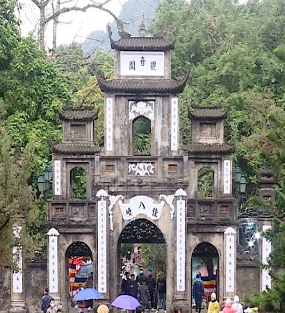 [Video] 25.000 lượt du khách trẩy hội Chùa Hương trong hai ngày đầu năm mới