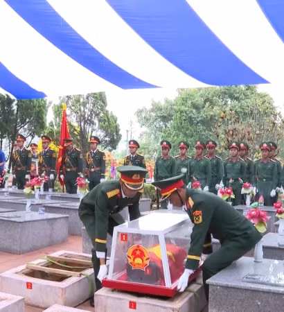 [Video] Truy điệu và an táng hài cốt 16 liệt sĩ quân tình nguyện 