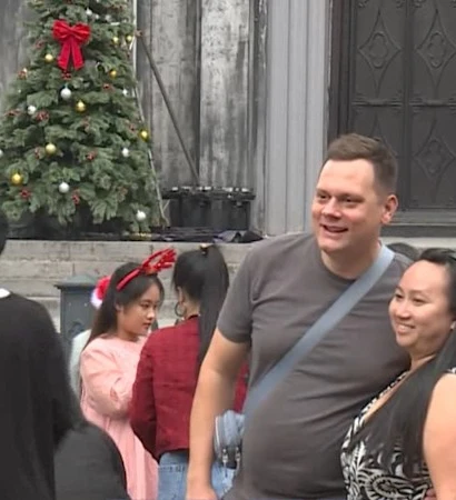 [Video] Du khách nước ngoài chào đón lễ Giáng sinh tại Hà Nội