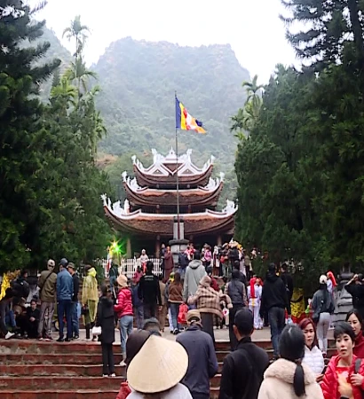 [Video] Khoảng 4.500 lượt khách đến chùa Hương mùng 1 Tết Bính Ngọ 2026