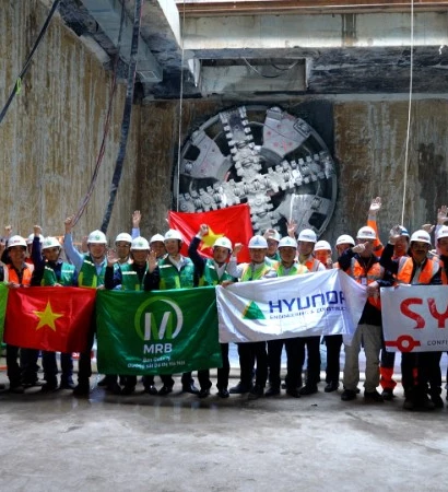 [Video] Máy TBM “Thần tốc” của tuyến đường sắt đô thị Nhổn – Ga Hà Nội về đích tại Ga S12