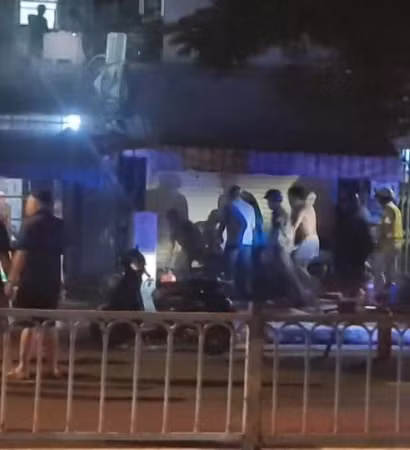 [Video] Cứu thoát 6 người trong vụ cháy nhà giữa đêm 