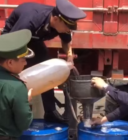 [Video] Phát hiện vụ vận chuyển trái phép dầu diesel sang Lào