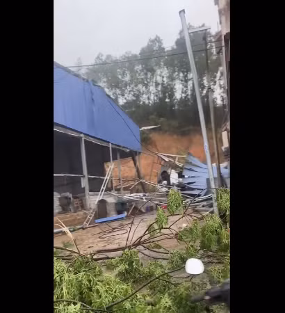 [Video] 5 người bị thương do dông lốc, mưa đá ở miền Bắc