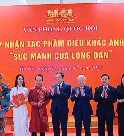 [Video] Tiếp nhận tác phẩm "Sức mạnh của lòng dân" 