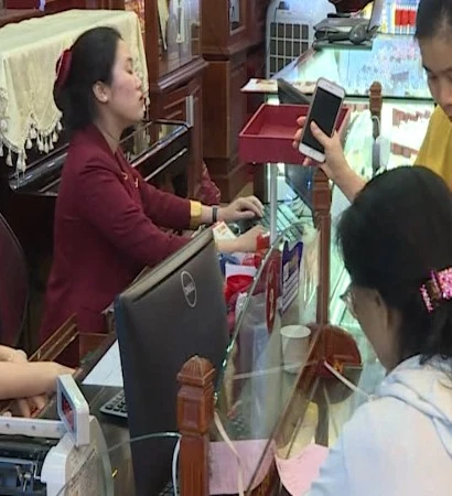[Video] Mua bán vàng trên 20 triệu đồng không chuyển khoản sẽ bị phạt nặng