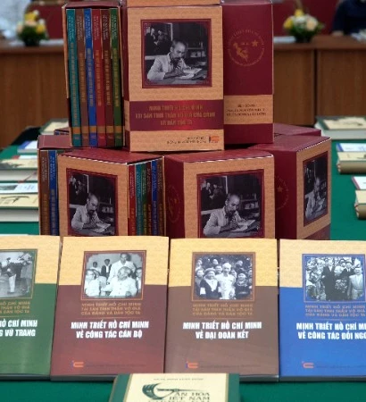 [Video] Ra mắt 12 tác phẩm mới của GS, TS Đinh Xuân Dũng và cộng sự