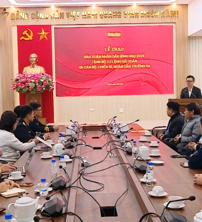 [Video] Trao 5000 số báo Xuân Nhân Dân tặng quân dân Trường Sa