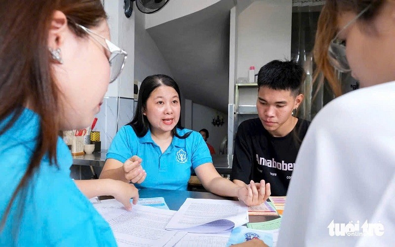 Cán bộ bảo hiểm xã hội tư vấn chính sách bảo hiểm xã hội cho người dân. (Ảnh Tuổi trẻ online)