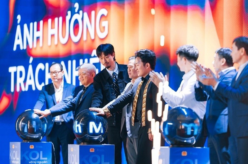 Người có sức ảnh hưởng trên không gian mạng tại lễ ra mắt Liên minh "Niềm tin số". (Ảnh VNEXPRESS)