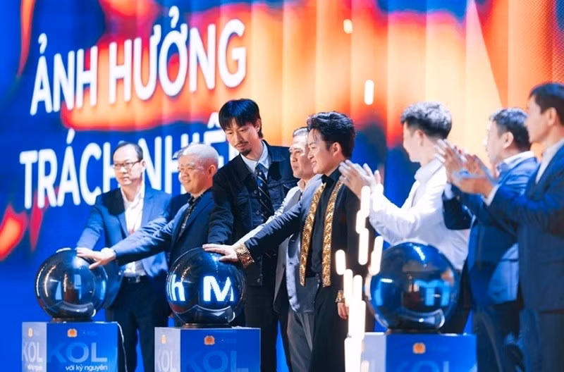 Người có sức ảnh hưởng trên không gian mạng tại lễ ra mắt Liên minh "Niềm tin số". (Ảnh VNEXPRESS)