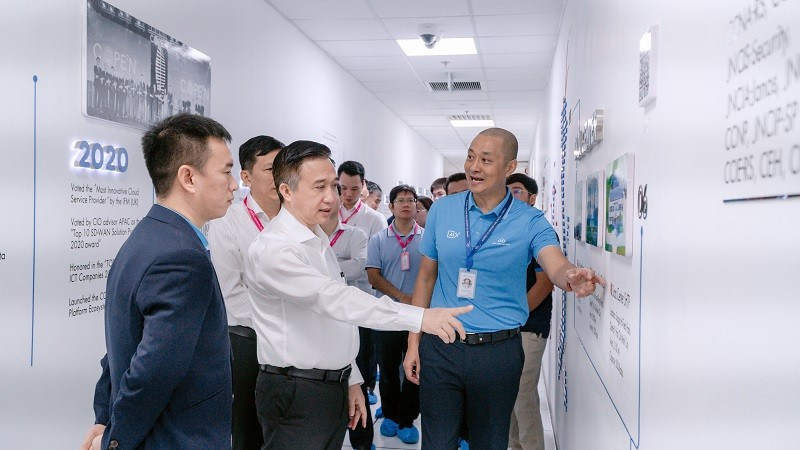 Đoàn công tác Thành ủy Thành phố Hồ Chí Minh tham quan CMC Data Center Tân Thuận.