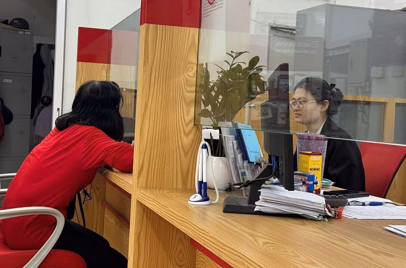 Cán bộ ngân hàng hướng dẫn khách hàng các biện pháp bảo vệ tài khoản cá nhân, phòng tránh các hình thức lừa đảo qua mạng đang gia tăng.