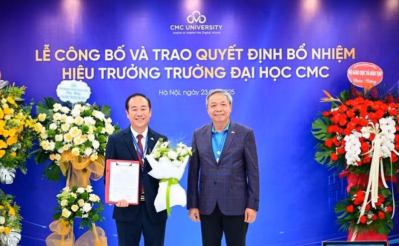 Ông Nguyễn Trung Chính, Chủ tịch Tập đoàn CMC trao quyết định bổ nhiệm cho Phó Giáo sư, Tiến sĩ Nguyễn Thanh Tùng.