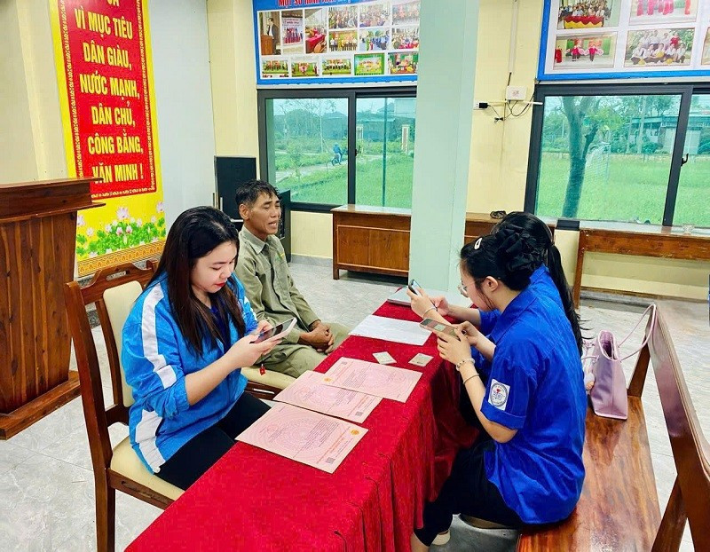Đoàn viên thanh niên xã Cẩm Bình, tỉnh Hà Tĩnh hướng dẫn người dân làm hồ sơ trực tuyến.
