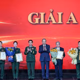 Tổng Bí thư Tô Lâm và Đại tướng Phan Văn Giang, Bộ trưởng Quốc phòng trao giải A tặng các tác giả, nhóm tác giả xuất sắc nhất cuộc thi. (Ảnh: DUY LINH)