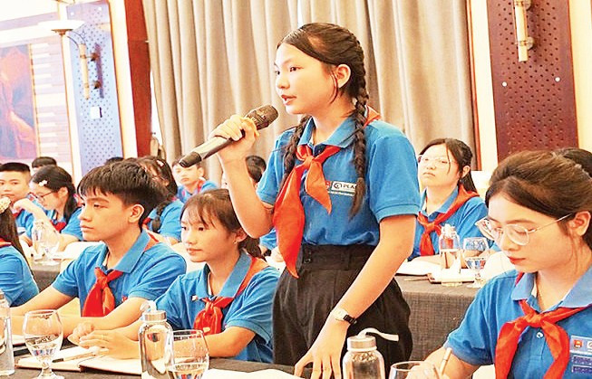Đại diện trẻ em đặt câu hỏi tại hội nghị. (Ảnh CÁT NHIÊN) 08.png