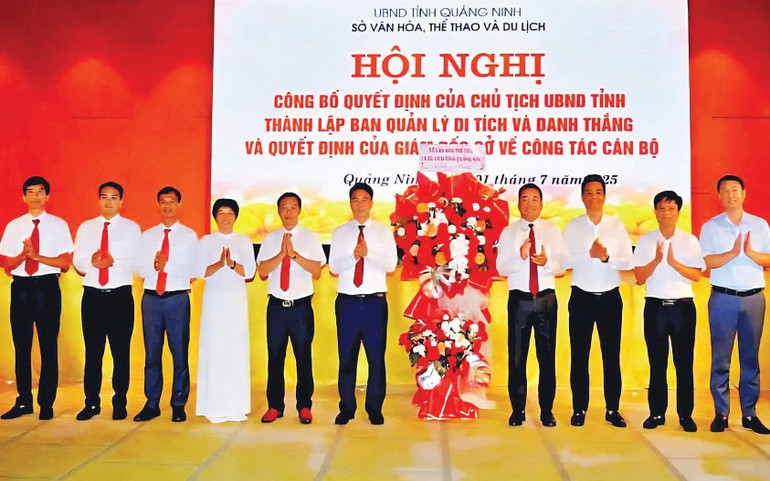 Lãnh đạo Sở Văn hóa, Thể thao và Du lịch Quảng Ninh tặng hoa chúc mừng Ban Quản lý Di tích và Danh thắng Quảng Ninh. 03.png
