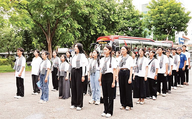 Đoàn viên, sinh viên trước giờ lên đường làm nhiệm vụ. (Ảnh HOÀNG TRIỀU) 12.png
