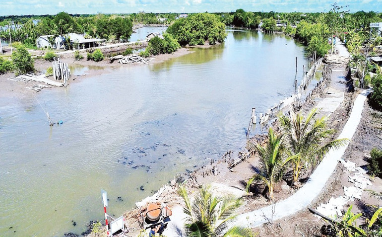 Khu vực sạt lở nghiêm trọng làm hỏng đường nông thôn ven sông thuộc xã Nguyễn Việt Khái. 05.png