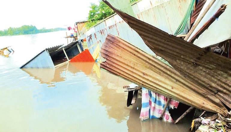 Khu vực sạt lở ven sông Cửa Lớn làm hư hỏng nhà dân tại xã Tam Giang. 03.png